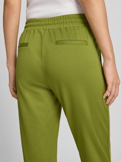 Frauenmodel trägt Slim Fit Hose mit Viskose-Anteil Modell 'KATE' von ICHI in Grün, elastischer Bund, Detailaufnahme, Damen Hose von ICHI, KI-modifiziertes Bild