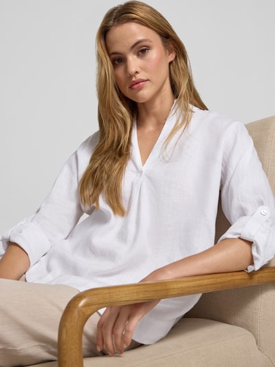 Frauenmodel trägt Regular Fit Leinenbluse mit V-Ausschnitt von Christian Berg Woman in Weiß aus reinem Leinen, Nahaufnahme Oberkörper. Rückenlänge 72 cm, Ärmellänge 58 cm, Hemdblusenkragen, Größe 36.