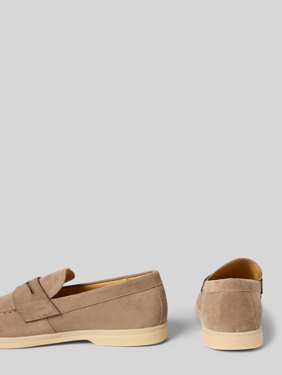 Produktfoto, Loafer aus echtem Leder in Suede-Optik von Carl Gross in Beige, abgerundete Passform, glatte Sohle, Absatzhöhe 2 cm, Schafthöhe 7 cm, Schaftweite 12 cm, Farbe und Textur matt und weich.