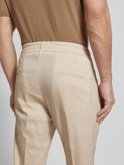 Drykorn Tapered Fit Bundfaltenhose mit elastischem Bund Moodell 'CHASY' Beige 3