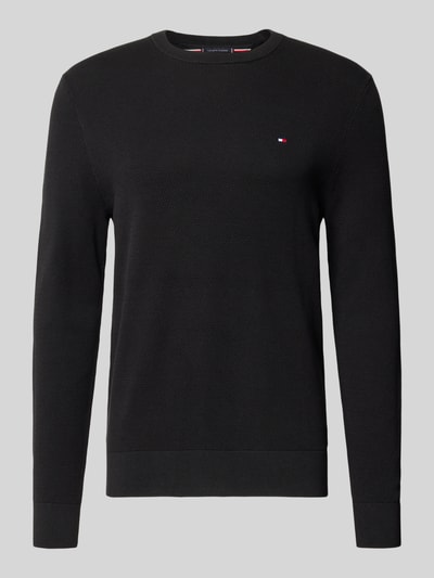 Produktfoto, schwarzer Regular Fit Pullover aus reiner Baumwolle von Tommy Hilfiger mit feiner Struktur und kleiner Logo-Stickerei.