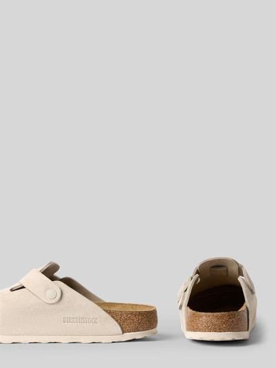 Produktfoto, Slides aus Leder mit Dornschließe Modell 'BOSTON' von Birkenstock für Herren, beschichtetes Leder, abgerundete Form, Label-Prägung, profilierte Sohle, Absatzhöhe 4 cm bei Größe 44, neutrale Farben, glatte und strukturierte Texturen.
