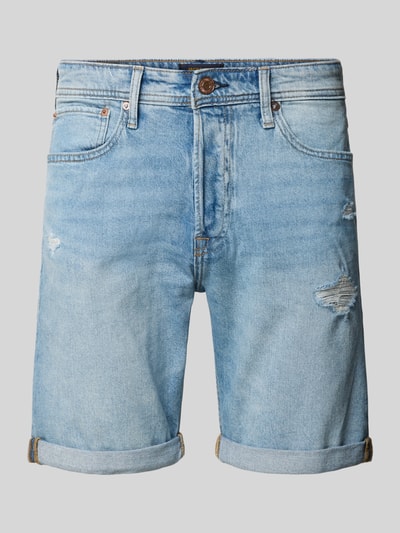 Produktfoto, helle blaue Regular Fit Jeansshorts mit Umschlag Modell 'RICK' von Jack & Jones aus Baumwoll-Elasthan-Mix mit Eingrifftaschen, deutlichen Waschungen, Bundweite 42 cm, Innenbeinlänge 21 cm.