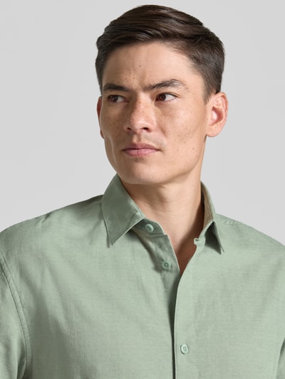 Männermodel trägt Loose Fit Freizeithemd aus reiner Baumwolle von Tom Tailor Denim in Optik: Unifarben, Kentkragen, Nahaufnahme Oberkörper.