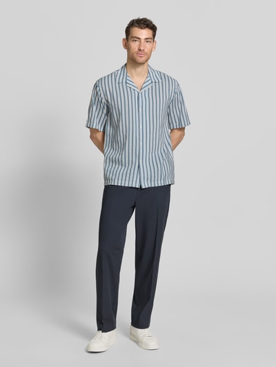Männermodel trägt Relaxed Fit Freizeithemd aus Bio-Baumwoll-Modal-Mix Modell 'RELAXAIR' von SELECTED HOMME, Optik: Unifarben, Passform: Relaxed Fit, Hemdkragen: Reverskragen, Knopfleiste: durchgehend, Ärmelform: Kurzarm, Material: Bio-Baumwoll-Modal-Mix, Ganzkörperansicht von vorne