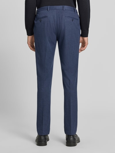 Männermodel trägt Fein strukturierte Hose mit Gesäßtaschen Modell 'Rick' von Pierre Cardin in Blau, Material-Mix mit Viskose, Ganzkörperansicht Rückansicht.
