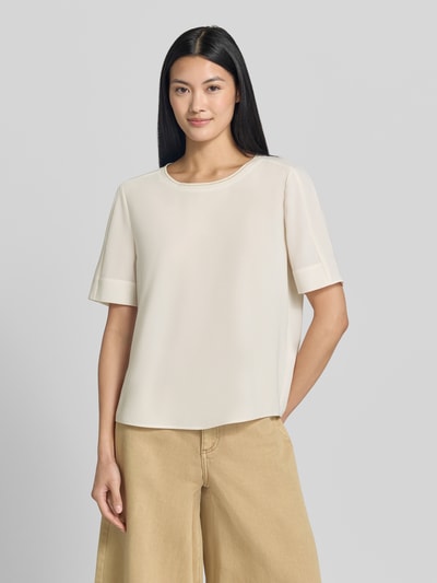 Frauenmodel trägt Blusenshirt mit Rundhalsausschnitt von Marc Cain, Chiffon, schimmernder Kontraststreifen, Regular Fit, Ganzkörperansicht von vorne.