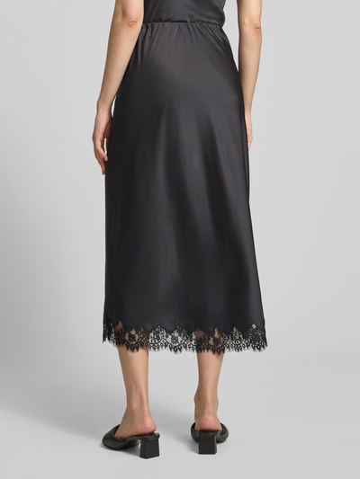 Frauenmodel trägt Ausgestellter Midi-Rock mit elastischem Bund Modell 'JESSA' von PIECES in Schwarz mit Spitze, glatte Textur, Damen Midi-Rock, Ganzkörperansicht Rückansicht.