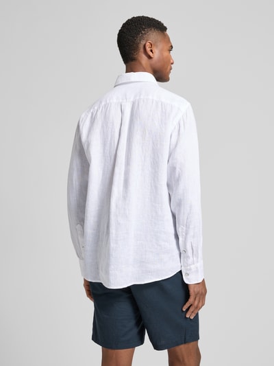 Männermodel trägt Slim Fit Leinenhemd mit Haifischkragen von Fynch-Hatton, reines Leinen, Weiß, Ganzkörperansicht Rückansicht. Rückenlänge 77 cm, Schulterbreite 47 cm, Ärmellänge 61 cm, Label-Stitching, glatte Textur.