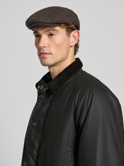 Männermodel trägt Regular Fit Parka aus puur katoen von Barbour in donkergroen met corduroy kraag, Nahaufnahme Oberkörper. Heren Parka.