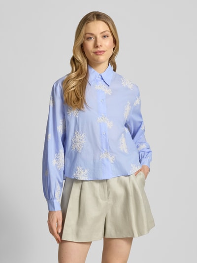 Frauenmodel trägt Hemdbluse mit Motiv-Stitching Modell 'PUCARA' von Mango, Reine Baumwolle, Straight Fit, Hemdblusenkragen, Knopfleiste, Rückenlänge 58 cm, Ärmellänge 60 cm, Ganzkörperansicht von vorne.