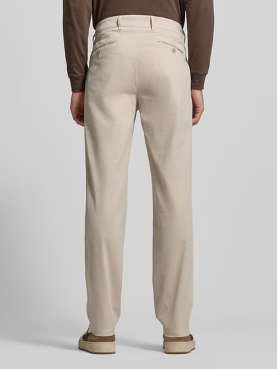Männermodel trägt Straight Fit Stoffhose mit Lyocell-Anteil Modell 'Everest' von Brax in Beige, Gesäßtaschen, Ganzkörperansicht Rückansicht.