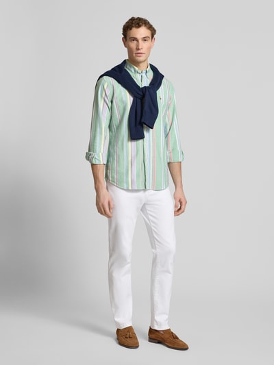 Männermodel trägt Regular Fit Freizeithemd aus reiner Baumwolle von Polo Ralph Lauren mit Allover-Muster, Ganzkörperansicht von vorne.