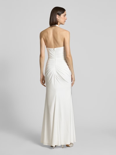 Frauenmodel trägt Brautkleid mit Raffungen von Luxuar in Weiß, Slim-Fit, Gehschlitz, Neckholder, Rückenlänge 125 cm, Ganzkörperansicht Rückansicht.