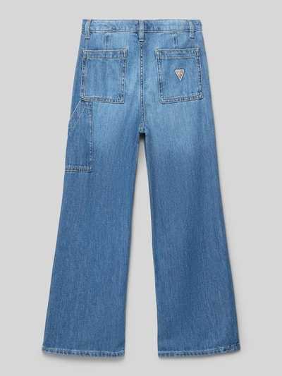 Produktfoto, Jeans mit Eingrifftaschen von Guess, blaue Kinderjeans aus Baumwoll-Lyocell-Mix, gerader Schnitt, Gesäßtaschen, Label-Detail.