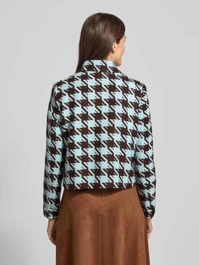 Vrouwenmodel draagt Slim fit Blazer met borstzakken van More & More in blauw-zwart patroon, platte kraag, knoopsluiting, ruglengte 51 cm, maat 36, mouwlengte 62 cm, borstwijdte 50 cm, geheellichaamsaanzicht achterkant.
