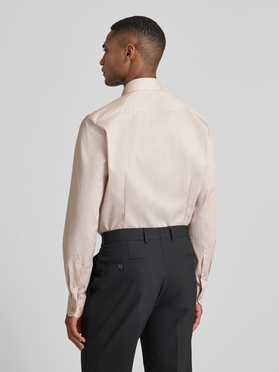 Männermodel trägt Slim Fit Businesshemd aus Baumwoll-Mix mit Kentkragen von OLYMP, helle Farbe, feine Streifen, Rückansicht Ganzkörperansicht.