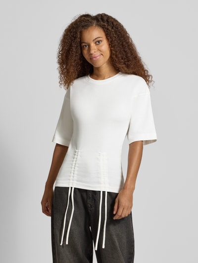 Kobiece modelka nosi damski t-shirt z bawełny, prosty krój, okrągły dekolt, marszczenia z wiązaniem, Topshop, Model 'MALLE', długość tyłu w rozmiarze S: 66 cm, widok na całe ciało z przodu.