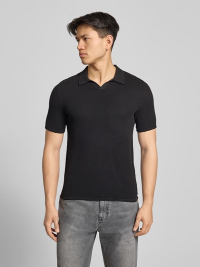 Männermodel trägt T-Shirt mit Label-Stitching und Rundhalsausschnitt von REVIEW, Reine Baumwolle, Relaxed-Fit, Rückenlänge 70 cm, Ganzkörperansicht von vorne.