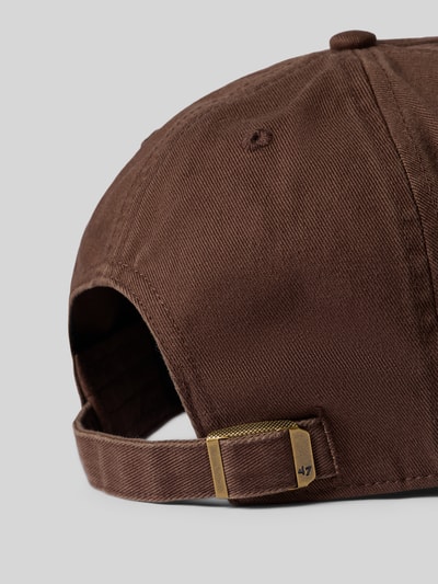 Produktfoto, dunkelbraune Basecap aus reiner Baumwolle Modell 'NEYYAN' von '47 mit verstärktem Schirm, Luftlöchern und Logo, verstellbarer Verschluss.