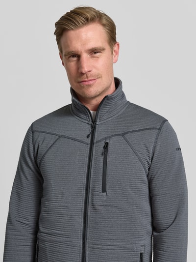 Männermodel trägt graue Regular Fit Fleecejacke mit Stehkragen Modell 'Berthold' von Icepeak, Zipper, Napoleontasche, Reißverschlusstaschen, elastische Abschlüsse, Nahaufnahme Oberkörper. Rückenlänge 74 cm, Schulterbreite 46 cm, Brustweite 52 cm, Ärmellänge 71 cm, Größe M.