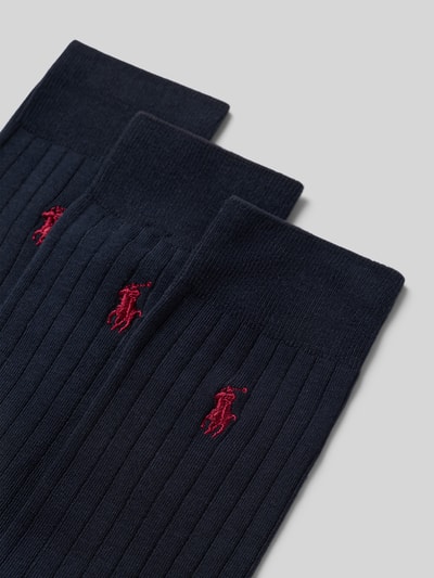 Produktfoto, dunkelblaue gerippte Socken aus Baumwoll-Mix im 3er-Pack von Polo Ralph Lauren Underwear mit rotem Logo-Stick, Struktur und Detail sichtbar.