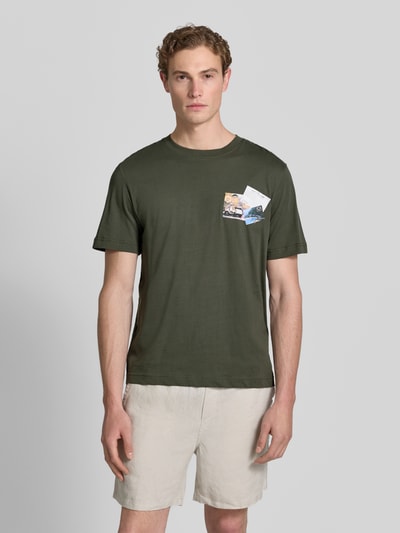 Männermodel trägt Regular Fit T-Shirt aus reiner Baumwolle von Tom Tailor, Optik: Unifarben, Motiv-Print, Rundhals, Kurzarm, Ganzkörperansicht von vorne.