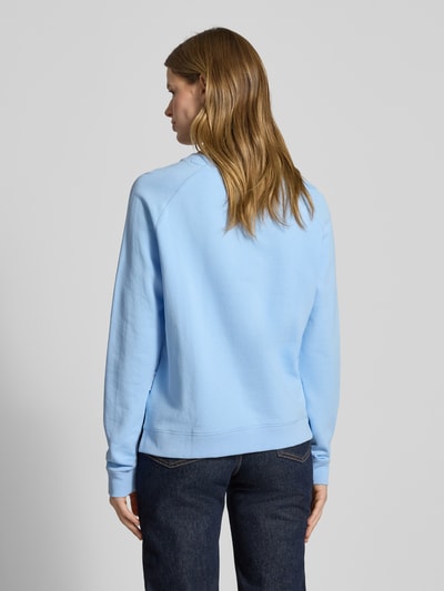 Vrouwenmodel draagt Regular Fit Sweatshirt uit pure katoen van Marc O'Polo Denim, effen lichtblauw, geribde boorden, labelapplicatie, achterkant volledige lichaamsweergave.