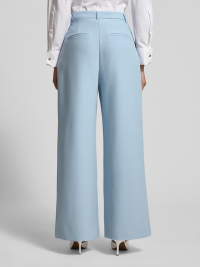 Frauenmodel trägt Wide Fit Stoffhose mit Viskose-Anteil von Jake*s Collection in Hellblau, mit Gesäßtaschen, Bundfalten, Elastischer-Material-Mix, Haken-Reißverschluss, Ganzkörperansicht Rückansicht.