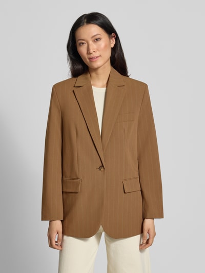 Frauenmodel trägt Relaxed Fit Blazer mit Pattentaschen Modell 'SYSTECK' von Mango, braun mit feinen Streifen, Material-Mix, Ganzkörperansicht von vorne.