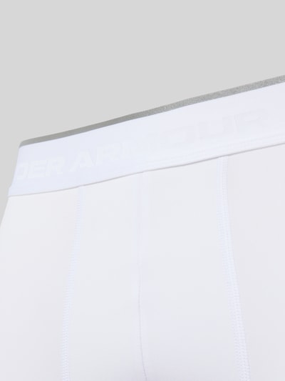 Männermodel trägt Radlerhose mit elastischem Bund und Label-Details von Under Armour, Weiß, Material-Mix mit Stretch-Anteil, Nahaufnahme Oberkörper, Körpernahe Passform, Modell 'Elite', Bundweite 36 cm, Innenbeinlänge 20 cm, Größe M.
