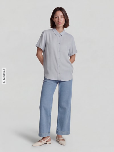Frauenmodel trägt Regular Fit Hemdbluse mit 1/2-Arm von Jake*s Casual in hellem Viskose-Mix, Kentkragen, Knopfleiste, Ganzkörperansicht von vorne.