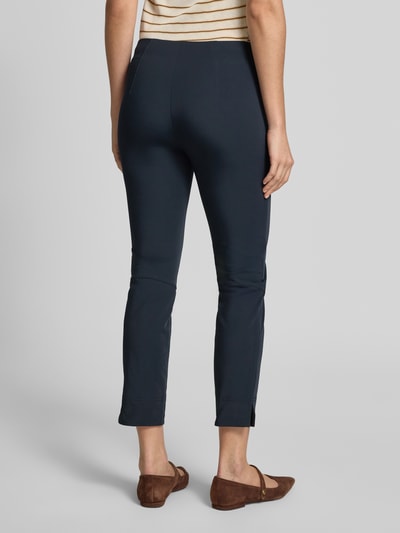 Vrouwenmodel draagt Stoffhose met elastische tailleband Model 'SABRINA' van SEDUCTIVE, slim fit, katoenmix, marineblauw, full body achteraanzicht