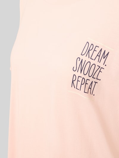 Frauenmodel trägt Comfort Fit Pyjama aus Baumwoll-Viskose-Mix Modell 'Perfect Nights Nachthemd' von s.Oliver RED LABEL in zartem Rosa mit glatter Struktur, Nahaufnahme Oberkörper, Damen Nachthemd von s.Oliver RED LABEL
