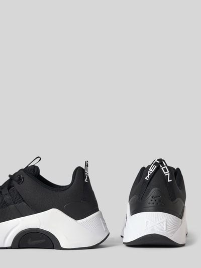 Produktfoto, Sneaker mit Label-Detail von Nike in Schwarz-Weiß mit auffälliger Sohle und grober Textur, Herren Sneaker von Nike