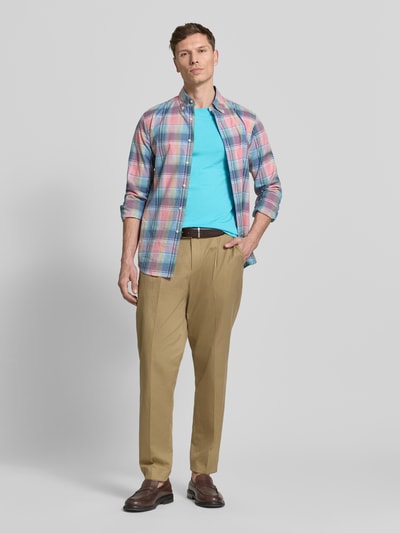 Männermodel trägt Regular Fit T-Shirt aus reiner Baumwolle van Polo Ralph Lauren, effen turquoise, logo-stitching, ronde hals, korte mouw, jersey, herenmode, Ganzkörperansicht von vorne