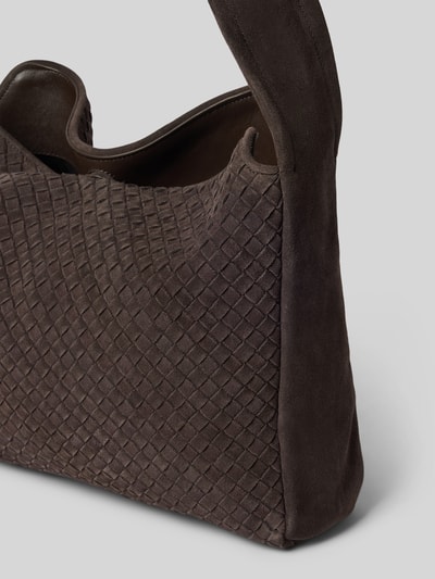Produktfoto, torebka 'Handtasche mit Webmuster und Schulterriemen' von COMMA, ciemnobrązowy kolor, tkany wzór, Główna przegroda z zapięciem na magnes, przegródka wewnętrzna zapinana na zamek błyskawiczny, pasek na ramię 78 cm, Szerokość w rozmiarze 1: 48 cm, Długość w rozmiarze 1: 30 cm, Głębokość w rozmiarze 1: 10 cm, tekstura zamszowa, produkt damski.