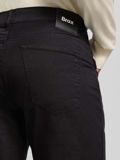 Männermodel trägt Hose mit Eingrifftaschen Modell 'Chuck' von BRAX in Schwarz aus Baumwoll-Lyocell-Mix, Detailaufnahme der Rückansicht. Herren Slim-Fit, Bundweite 43 cm, Innenbeinlänge 81 cm, Größe 32/32.