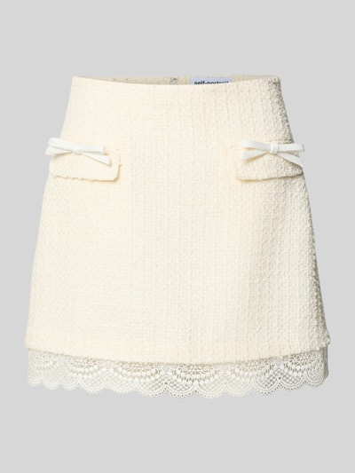 Produktfoto, Minirock mit Woll-Anteil von Self-Portrait in Creme, Bouclé-Optik, Zierschleifen, Spitzenbesatz, Texturmix, Material-Mix