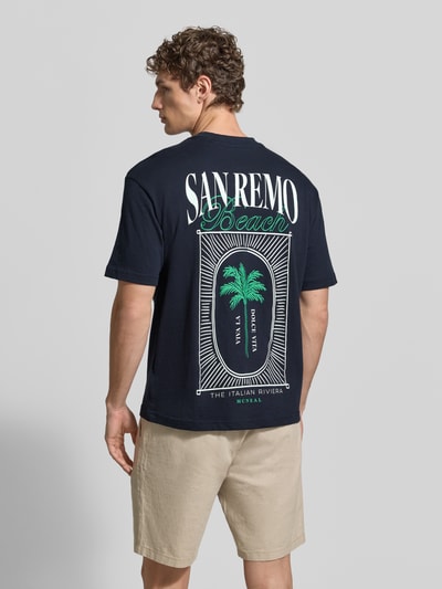 Mężczyzna nosi T-Shirt aus Baumwolle mit rückseitigem Print von MCNEAL, bawełna, krój relaxed fit, nadruk z tyłu, widok od tyłu,