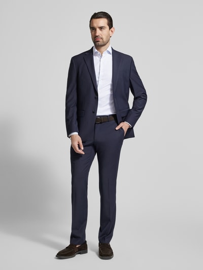 Męski model nosi Super Slim Fit Business-Hemd mit Kentkragen od OLYMP No. Six, biała bawełna, krój super slim fit, kent, długość tyłu w rozmiarze 40: 80 cm, szerokość ramion w rozmiarze 40: 44 cm, długość rękawa w rozmiarze 40: 67 cm, pełna sylwetka z przodu.
