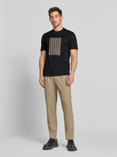 Männermodel trägt Regular Fit T-Shirt aus reiner Baumwolle Modell 'C-THOMPSON 41' von BOSS, Optik: Unifarben, Label-Stitching-Applikation, Rundhals, Kurzarm, Materialverarbeitung: merzerisiert, Ganzkörperansicht von vorne.