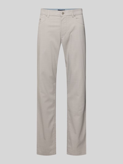Produktfoto, beiger Farbton, gerade geschnitten, feine Stoffstruktur, 5-Pocket-Design, Chino mit 5-Pocket-Design von Christian Berg Men, Material-Mix mit Viskose-Anteil, Knopf- und Reißverschluss, Herrenmode