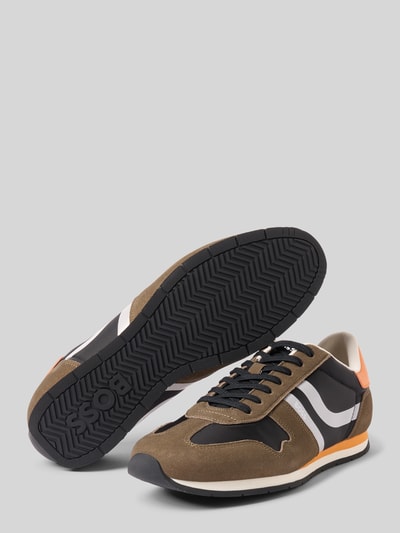 Produktfoto, Low Top Sneaker mit Label-Print Modell 'LEVON_RUNN_NYMI' von BOSS, unifarbenes Design, abgerundete Spitze, strukturierte flache Sohle, Schnürung, braun-schwarz mit weißen Details, Textur-Mix, Herren Sneaker