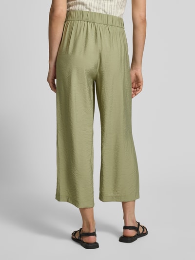 Modelka kobiet nosi Loose Fit Culotte aus Viskose-Mix od s.Oliver RED LABEL, kolor jednolity, materiał popelina, elastyczny pas, boczne kieszenie, widok całej sylwetki z tyłu