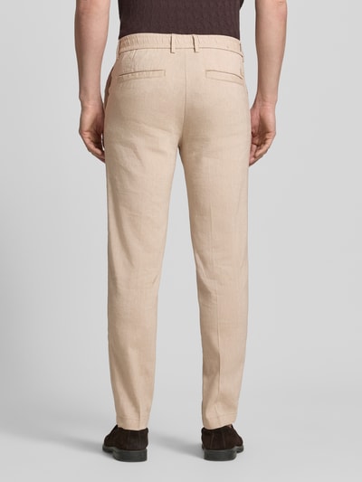 Mannenmodel draagt Modern Fit Straight Leg Hose aus Leinen-Mix Modell 'KANE1' van BOSS in regular fit, uni beige, rechte pijpen, knoopsluiting met verborgen rits, tunnelkoord, steek- en paspelzakken, linnenmix, volledige lichaamsaanzicht achteraan.