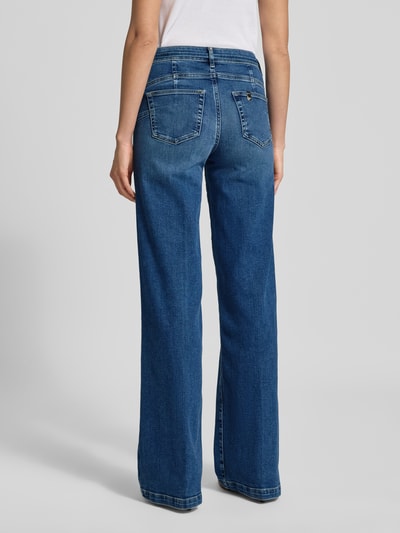 Männermodel trägt Flared Jeans mit 5-Pocket-Design von Liu Jo White, bawełniany mix z dodatkiem stretchu, niebieski, szerokie nogawki, pasek w komplecie, szerokość w rozmiarze 27: 36 cm, długość nogawki od wewnątrz w rozmiarze 27: 83 cm, widok całej sylwetki z tyłu.