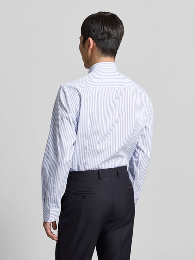 Męski model nosi Regular Fit Business-Hemd mit Knopfleiste von Christian Berg Men, czysta bawełna, krój regular fit, kołnierzyk button-down, długość pleców w rozmiarze 39/40: 78 cm, szerokość w rozmiarze 39/40: 47 cm, długość rękawa w rozmiarze 39/40: 64 cm, delikatny pas biało-niebieskich pasków, tekstura gładka, widok całego ciała z tyłu