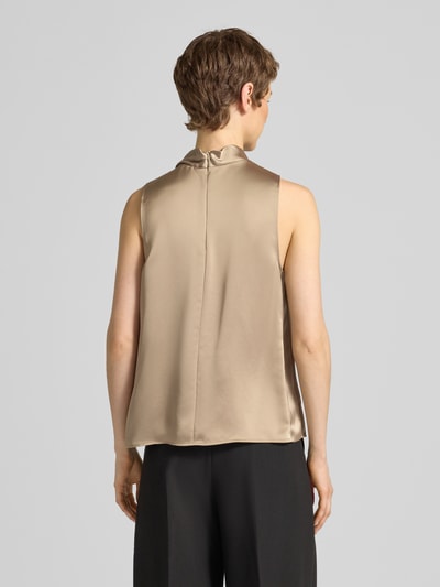 Frauenmodel trägt Relaxed Fit Blusentop aus Satin Modell 'CHELINA-1' von HUGO, Optik: unifarben, ohne Ärmel, Stehkragen, Materialverarbeitung: Satin, Ganzkörperansicht Rückansicht.