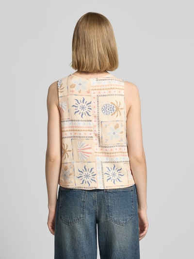 Frauenmodel trägt Blusentop aus Viskose-Leinen-Mix mit Knopfleiste von Jake*s Casual, Allover-Look, Regular-Fit, Rückenlänge 48 cm, Rundhalsausschnitt, Ganzkörperansicht Rückansicht.